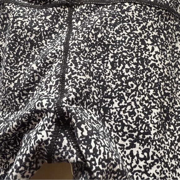 Lululemon Invigorate 7/8 Tights Size 6 Black Gray Print | Zipper Pockets - Picture 6 of 7
